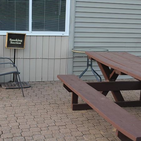 American Host Inn Hart Bagian luar foto