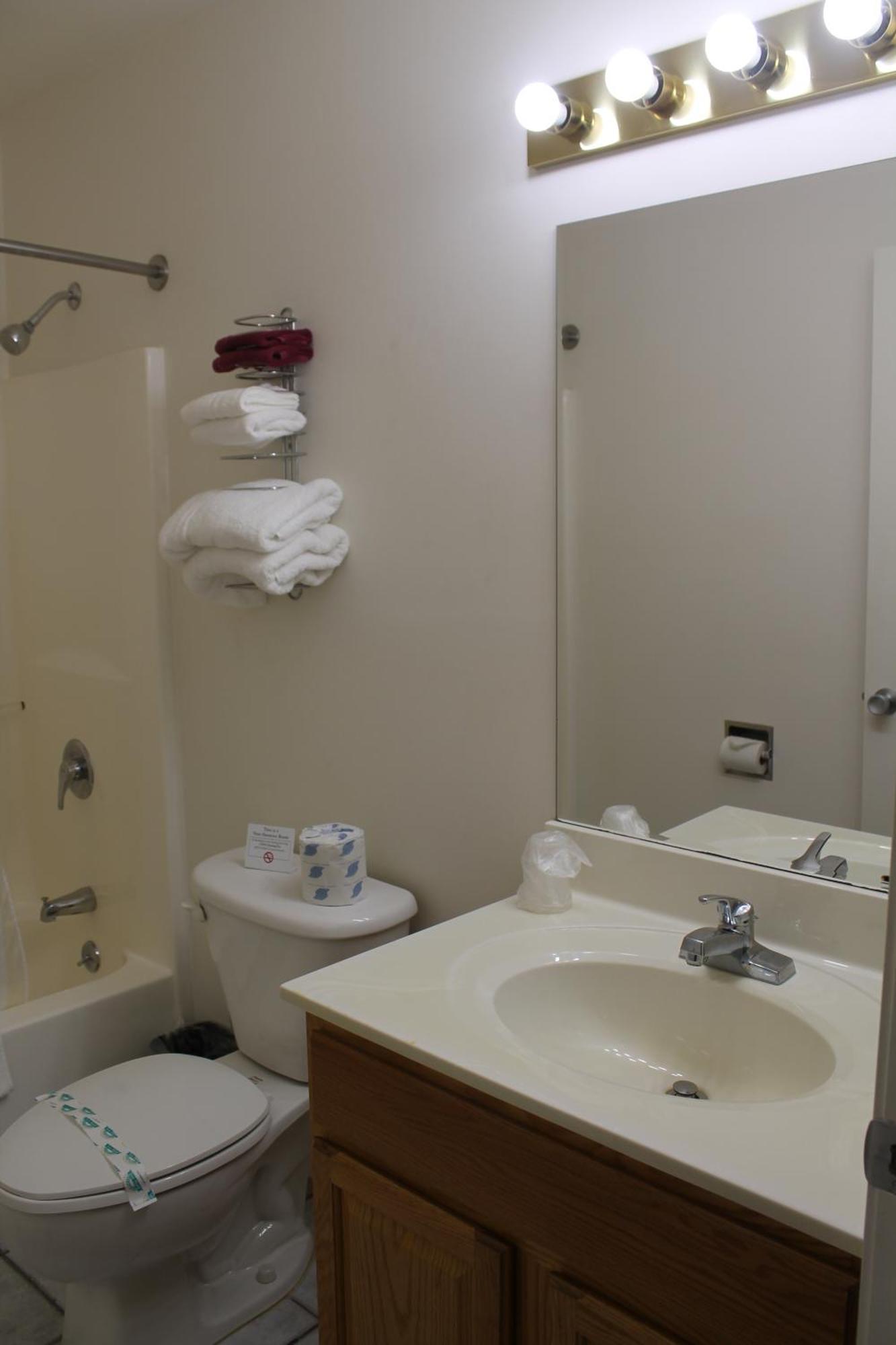American Host Inn Hart Bagian luar foto