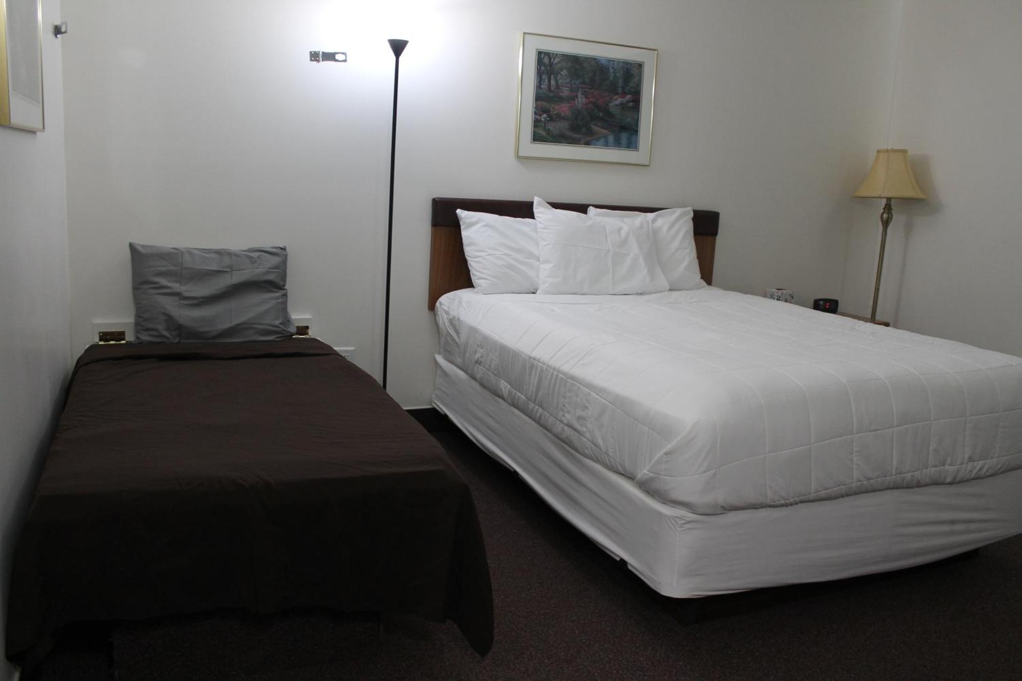 American Host Inn Hart Bagian luar foto