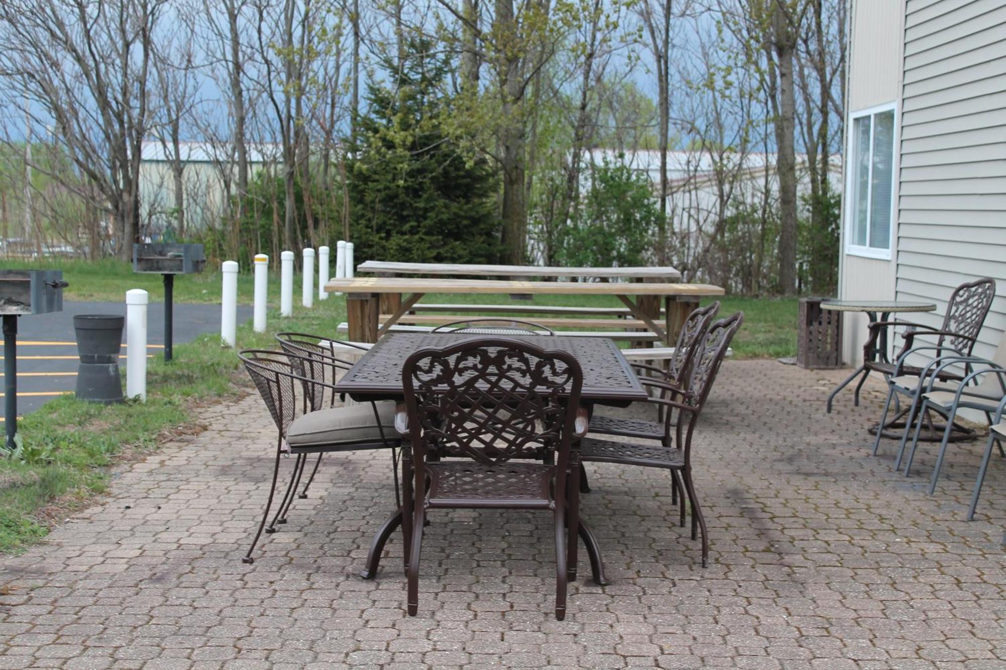 American Host Inn Hart Bagian luar foto