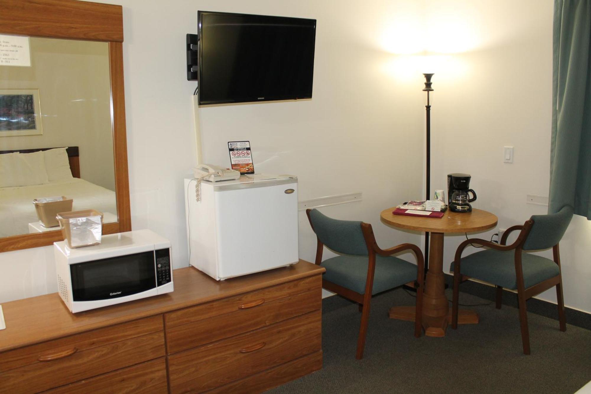 American Host Inn Hart Bagian luar foto