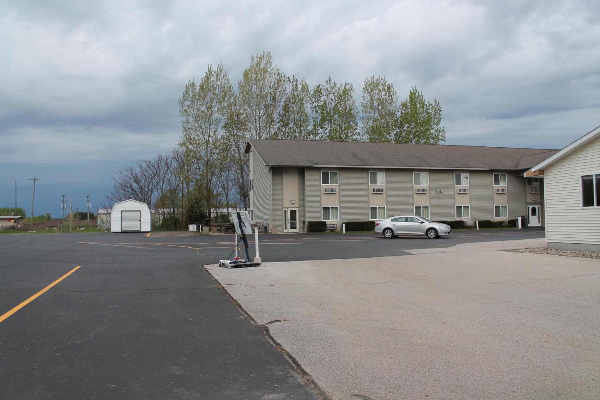 American Host Inn Hart Bagian luar foto