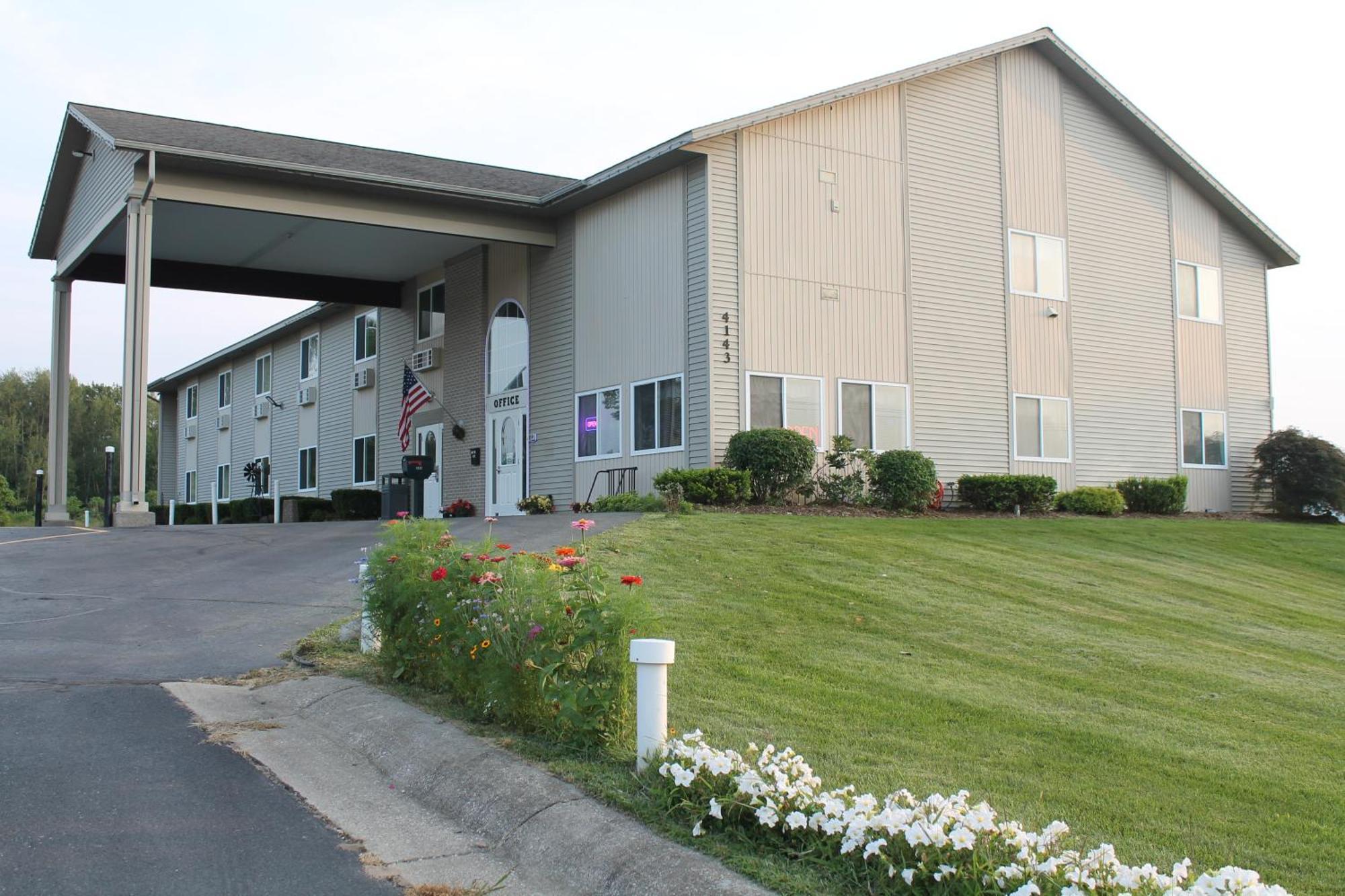 American Host Inn Hart Bagian luar foto